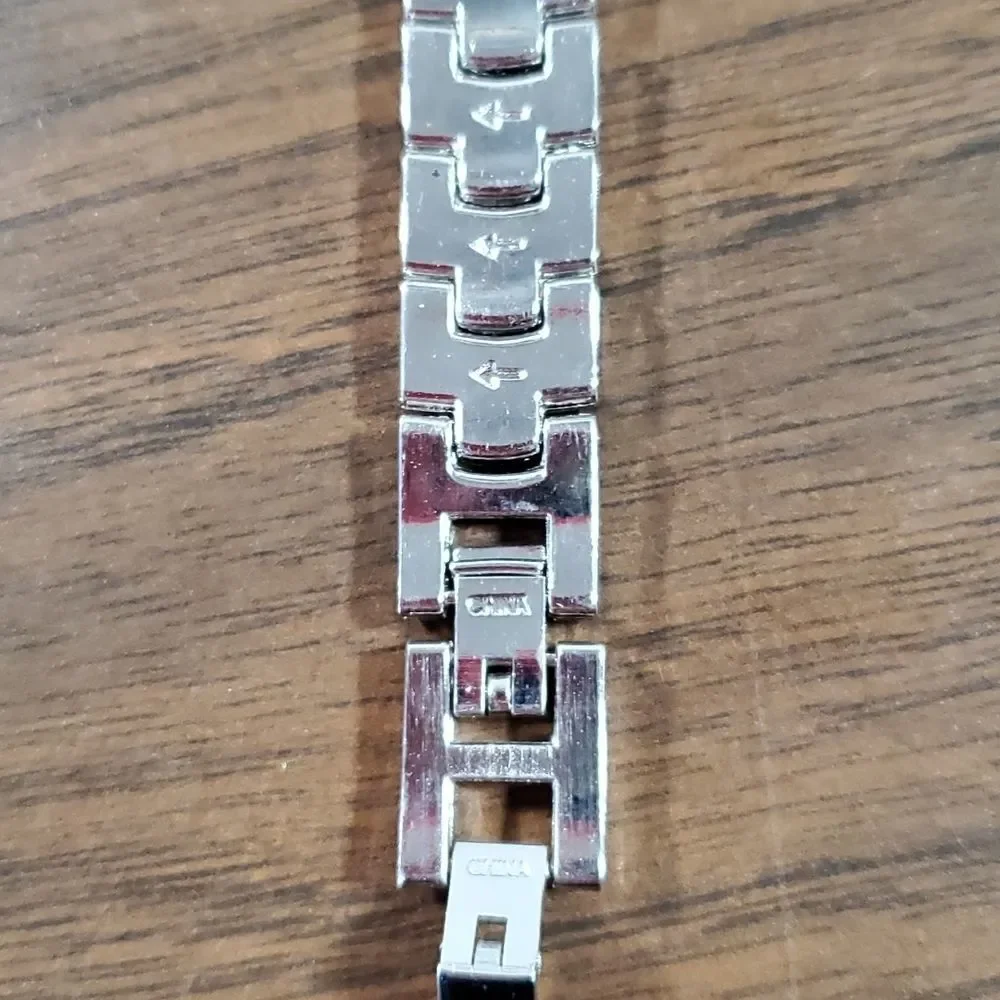 XOXO Women's Silver Watch‎ Crystals Around Watch Face Metal Band